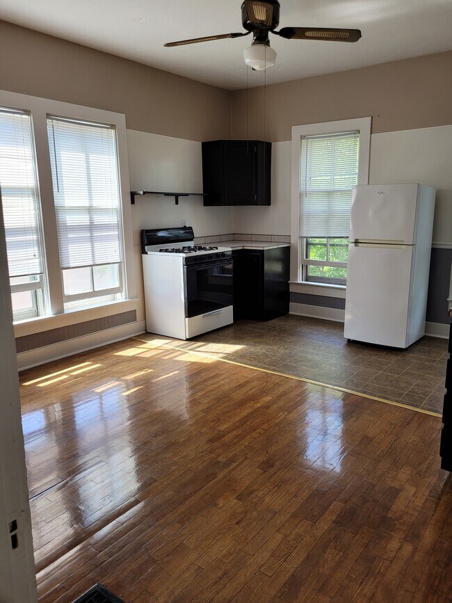 411 S 4th St Unit 2, Effingham, IL 62401 Apartments in Effingham, IL