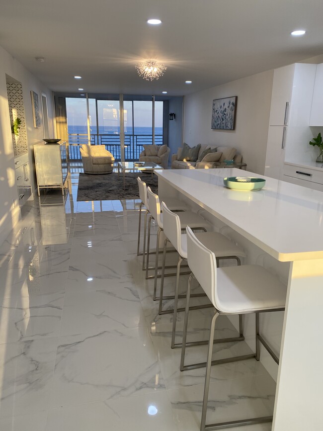 Open floor plan with massive island - 900 Ocean Dr