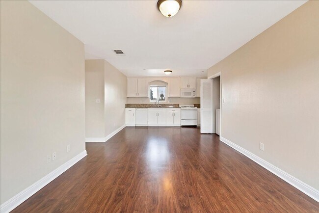 Building Photo - Beautiful Three Bedroom, Two Bathroom Apar...