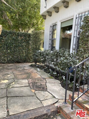 Foto del edificio - 321 1/2 S Reeves Dr