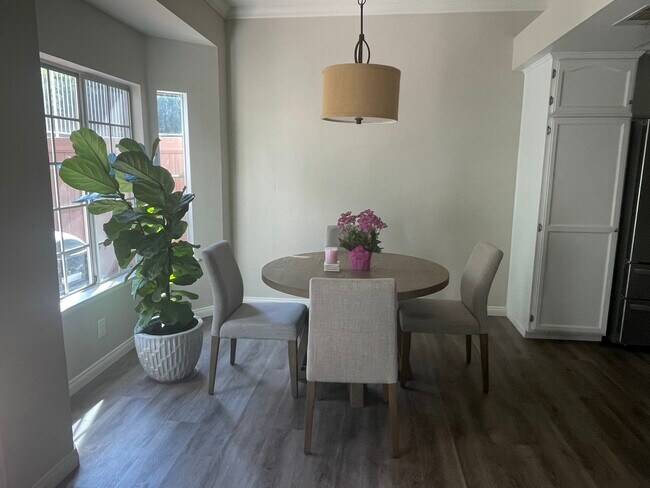 Foto del edificio - 3011 E Hillcrest Dr