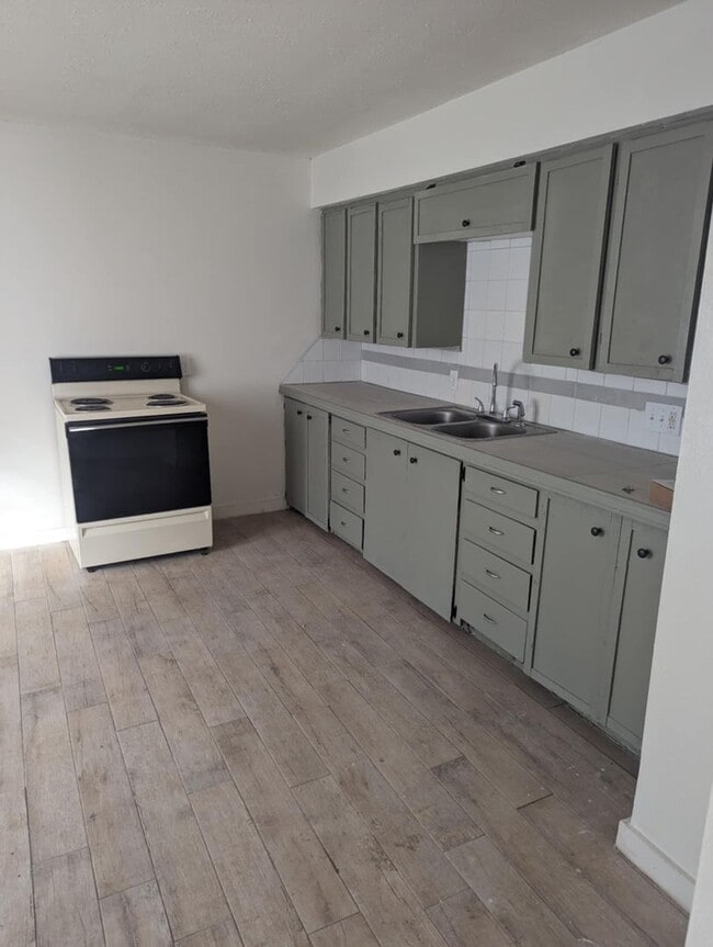 Building Photo - COMING SOON! 2 Bedroom, 1 Bathroom Duplex!