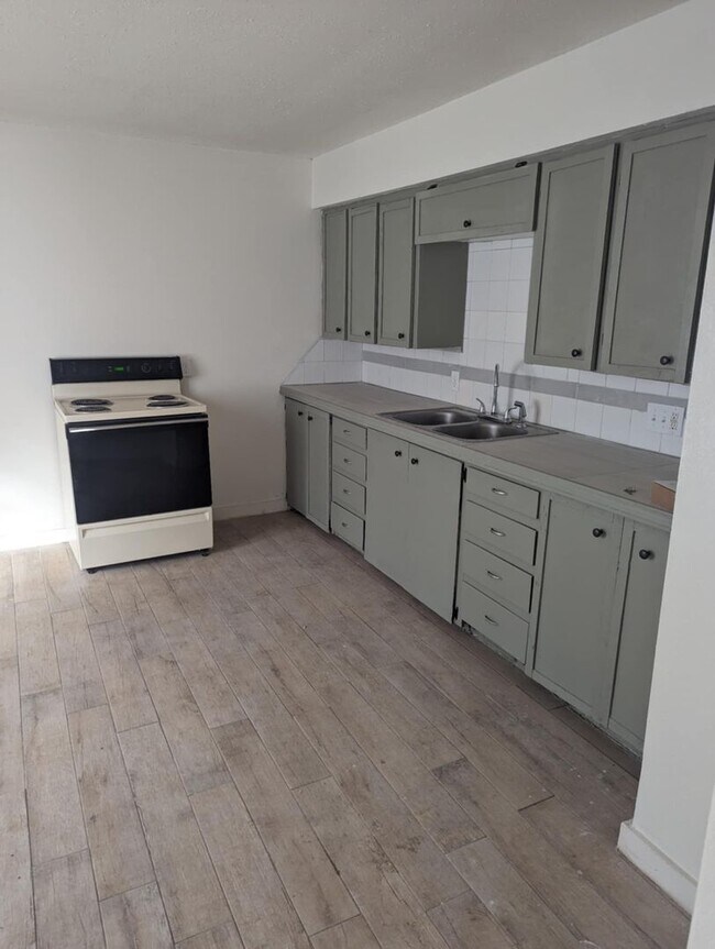 Foto del edificio - COMING SOON! 2 Bedroom, 1 Bathroom Duplex!