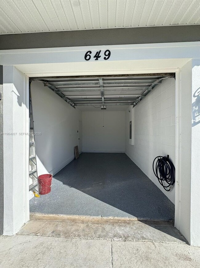 Building Photo - 649 N Lincoln St