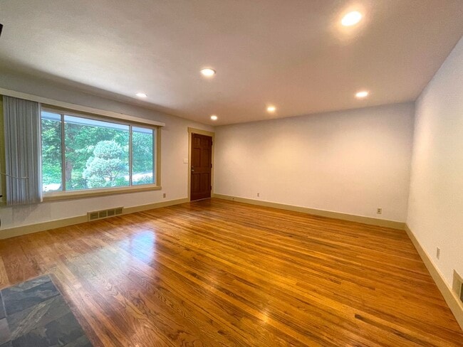 Foto del edificio - Lovely Lake Oswego Home with Attached Gara...