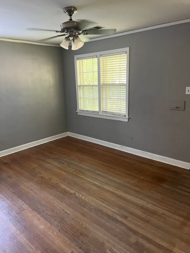 Building Photo - 3 bed, 1 bath near the University of Memphis