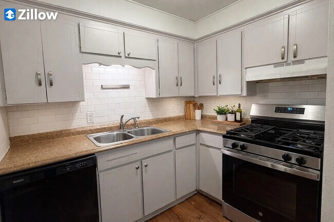 Building Photo - 2416 Queensbury Rd