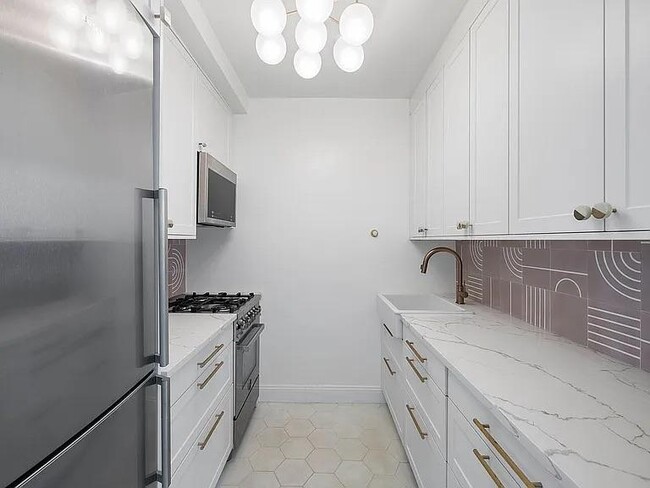 Building Photo - 30 W 60th St