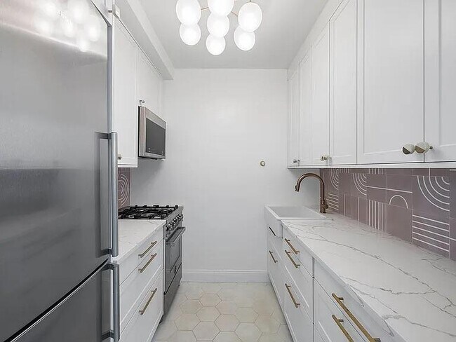 Foto del edificio - 30 W 60th St