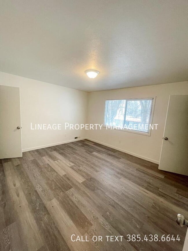 Building Photo - 1054 Goodyear Ave-B