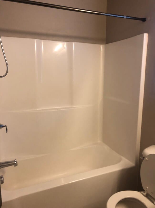 Shower/bathtub. - 225 Northgate Loop