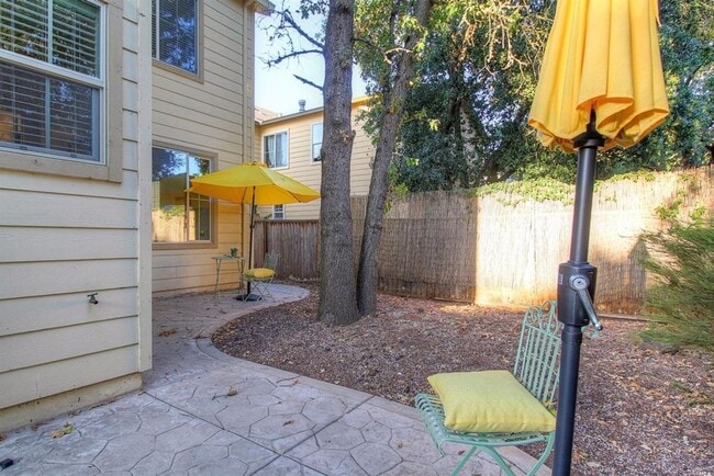 Building Photo - 1,812 Square Foot Two level 3 bedroom  2.5...