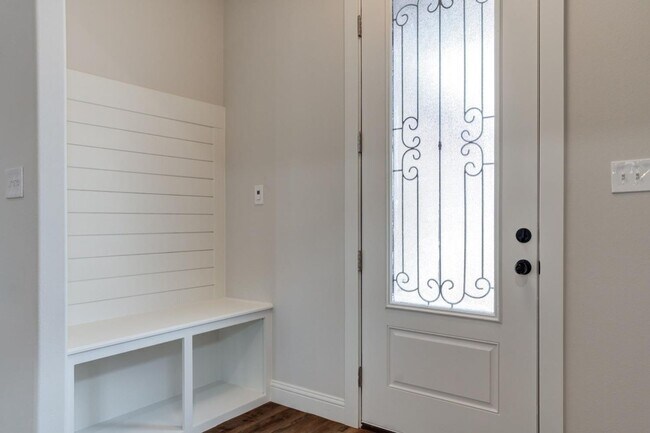 Foto del edificio - Stunning New Construction in Burgamy Park