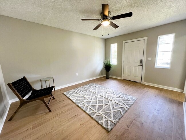 Building Photo - Renovated 2 Bedroom Jacksonville Heights D...