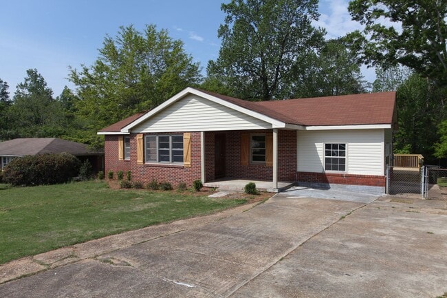 Building Photo - 3 Bed/1.5 Bath Home Available for August!