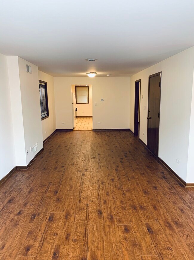 Building Photo - 1415 W Oakdale Ave