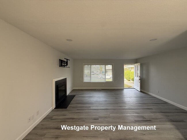 Foto del edificio - 574 Lorraine Ct N