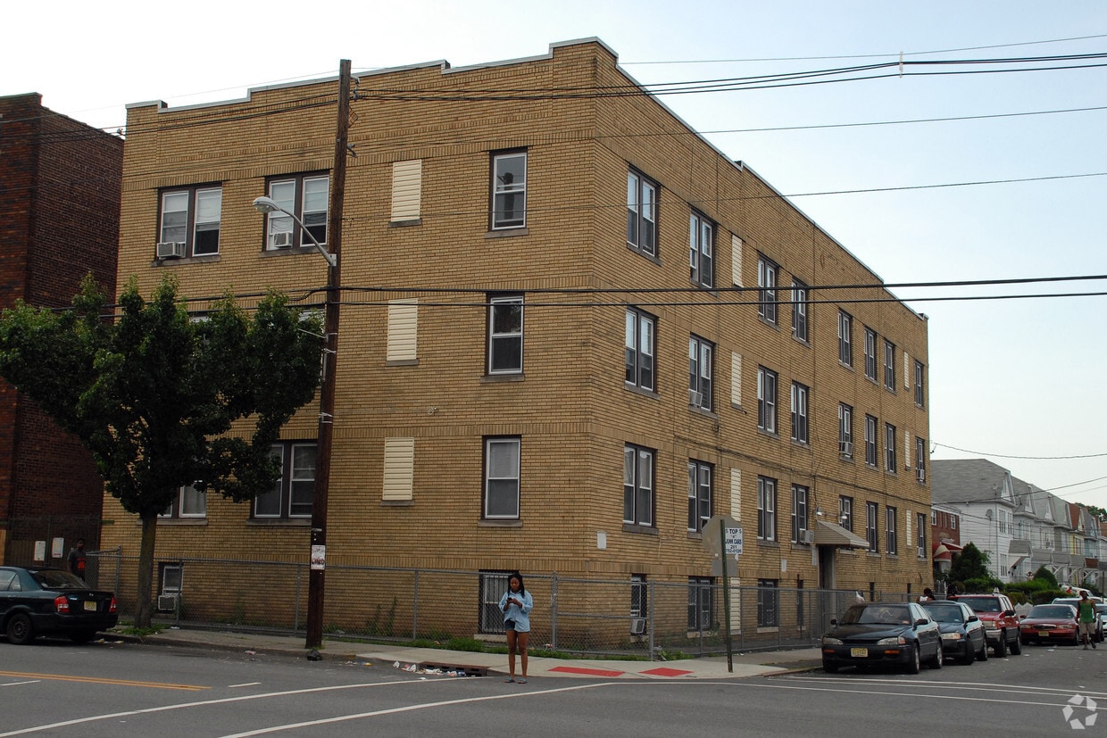 Primary Photo - 420 E 26th St
