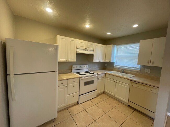 Building Photo - AVAILABLE NOW! Charming 3 Bedroom, 2 Bathr...