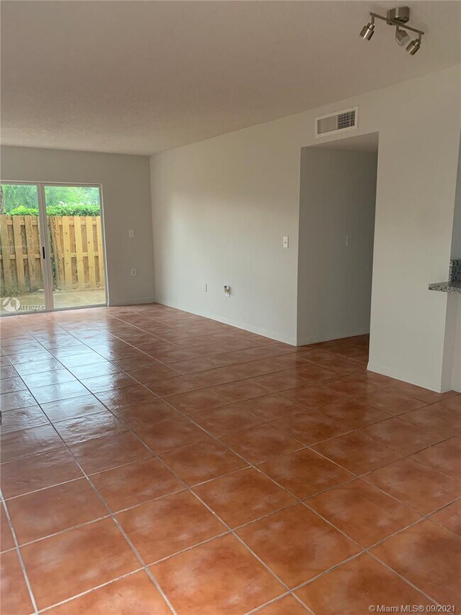 Building Photo - 6255 SW Kendale Lakes Cir