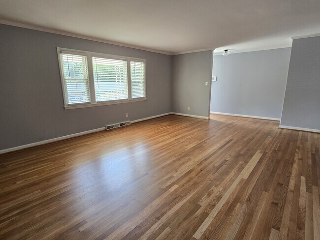 Foto del edificio - 2402 Chatham Dr