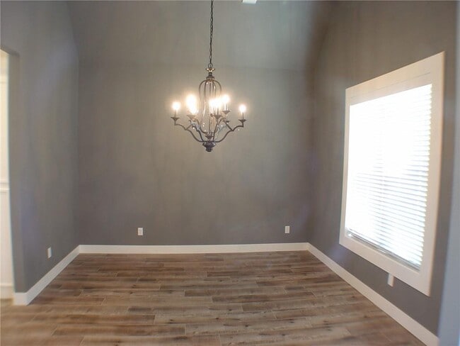 Building Photo - 1812 SW Edinburgh Ave