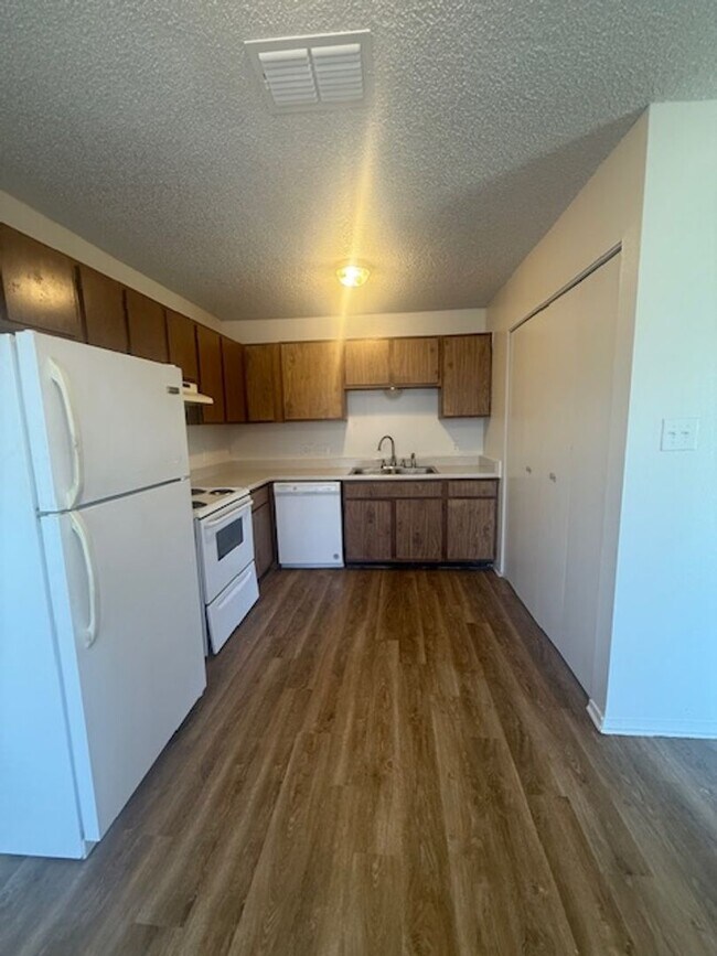 Foto del edificio - 2 Bedroom 1 Bathroom Unit in Quiet Fourplex!