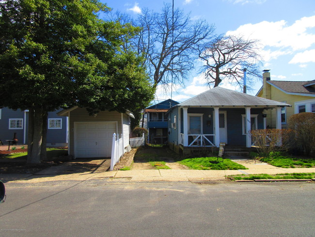 Building Photo - 1802 Laurel Terrace