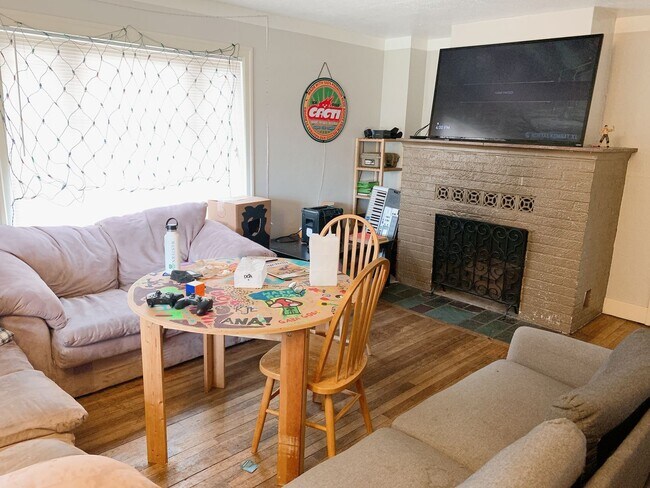 Foto del edificio - AUG PRELEASE: 5 bdrm/2 bath in York Neighborhood