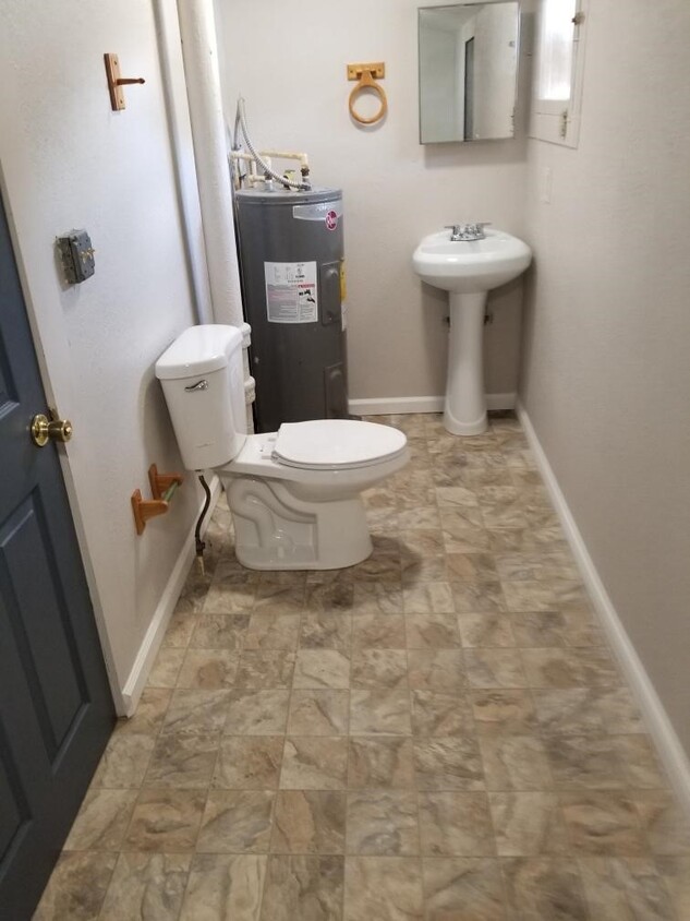 Building Photo - 653 Singleton Ct