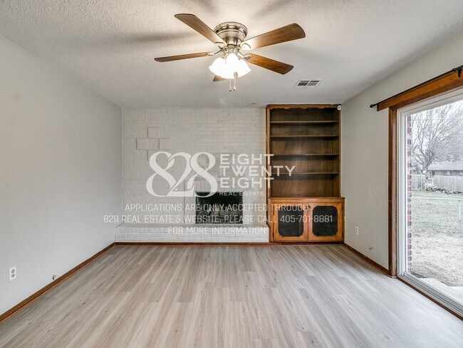 Building Photo - *COMING MAY 2026* Charming 3 Bed/1.5 Bath Single Family Home in West Norman
