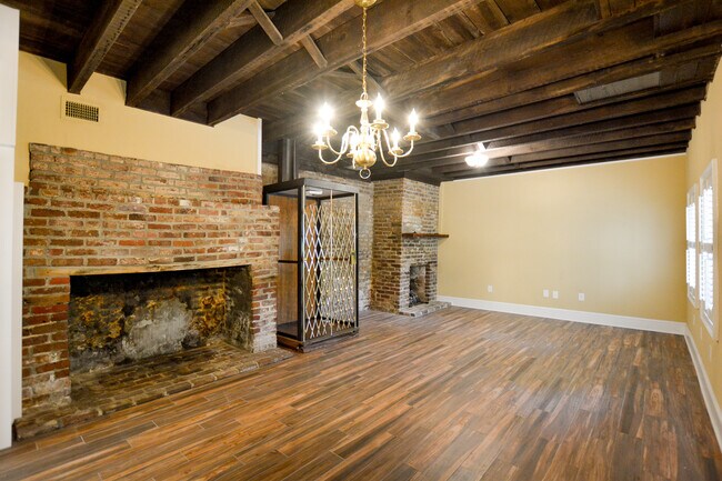 Building Photo - Beautiful South of Broad Carriage House