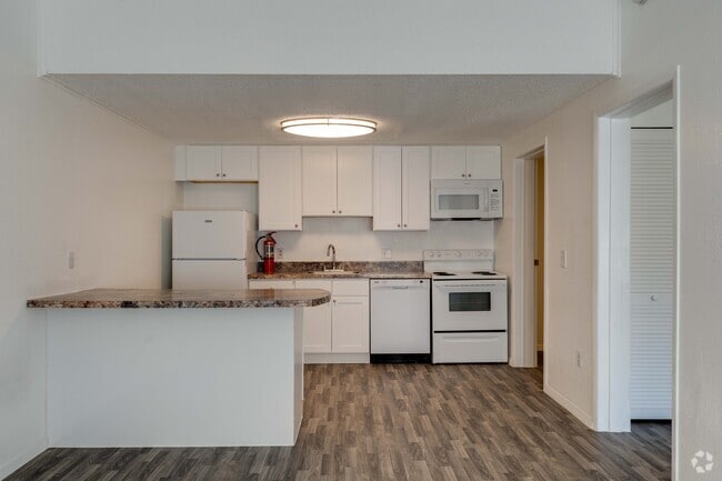 1HAB, 1BA - Cocina - Beach Bluff ~ Boutique Cottage Style Living in a Laid Back Coastal Community