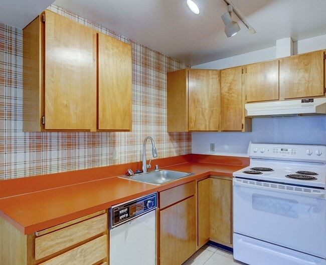 Building Photo - 1018-2371 Strawberry Lane