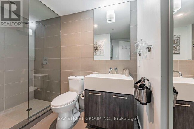 Photo du bâtiment - 560 King St W