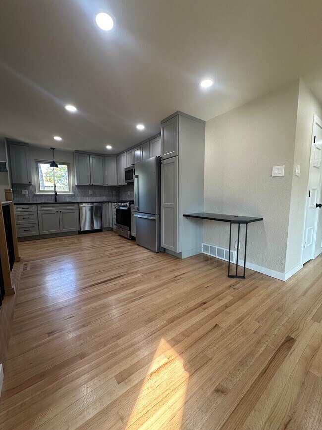 Kitchen with stainless appliances - 5635 Dudley St