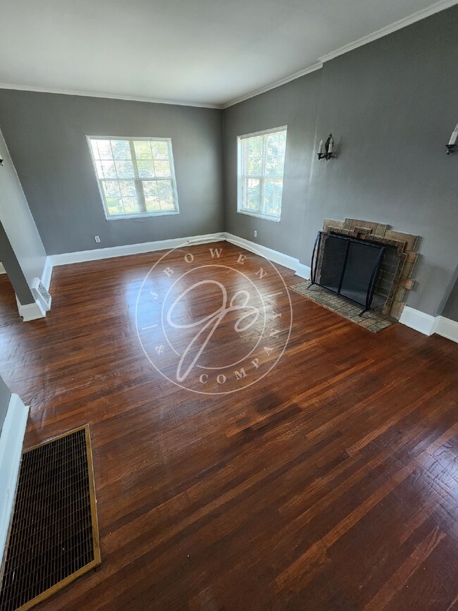 Building Photo - Charming Upper Duplex ready for you to cal...