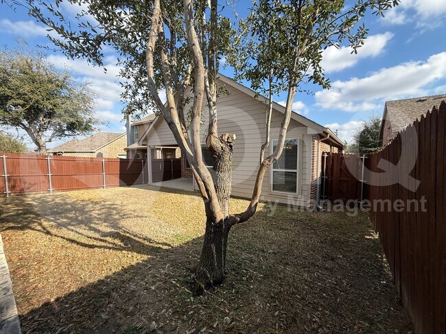 Foto del edificio - 413 Black Bass Rd