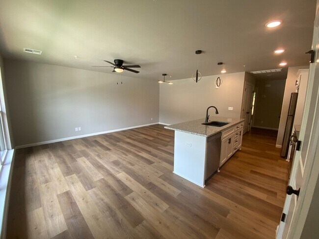 Foto del edificio - 207 E 3rd St