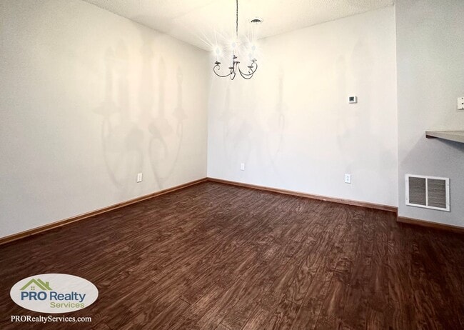 Building Photo - 2 Bedroom Updated Townhome