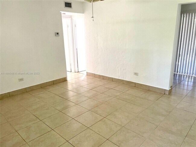 Foto del edificio - 14800 Leisure Dr