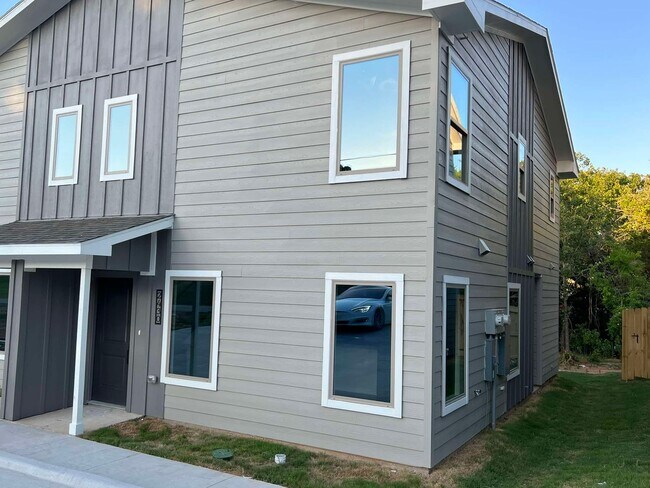 Foto del edificio - 2428-2430 South Fannin Avenue