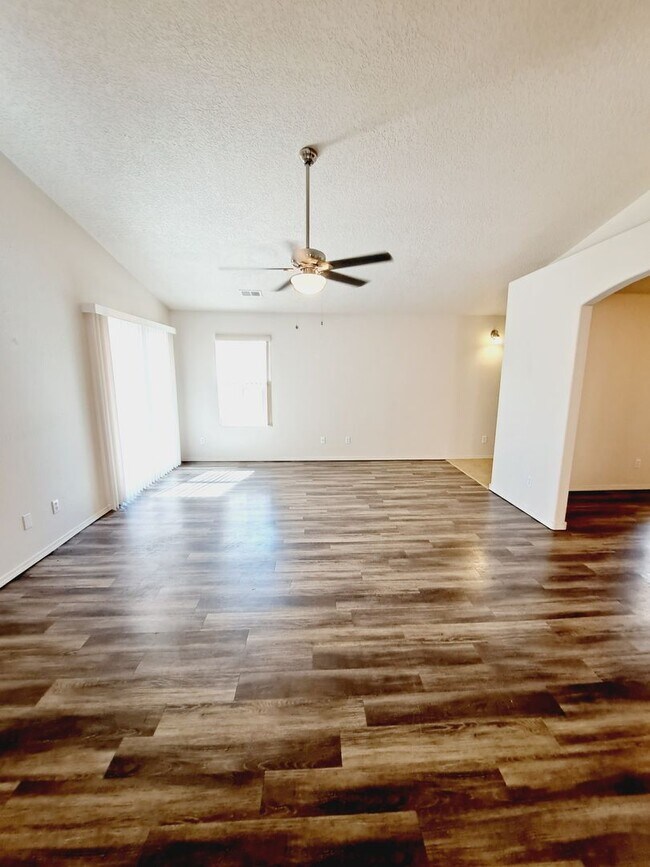 Foto del edificio - 3 bed 2 bath home in Huning Ranch.