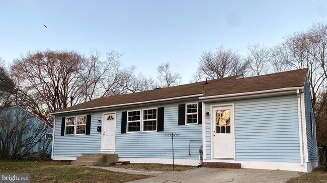 Building Photo - 9 Briar Ln