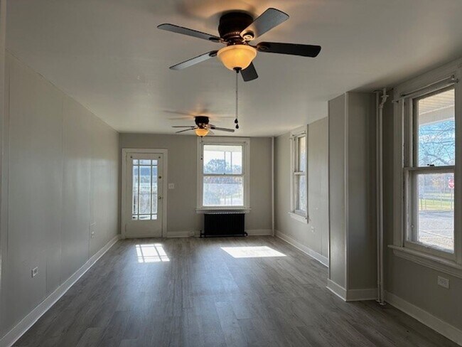 Foto del edificio - Spacious 3 Bedroom 1.5 Bathroom Home In Ce...