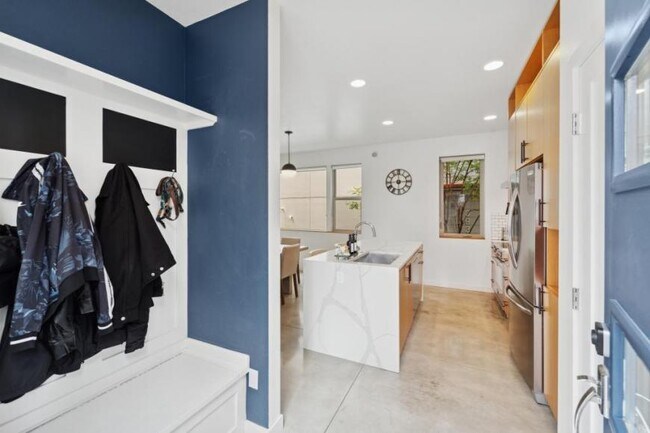 Foto del edificio - 3 bedroom in Seattle WA 98118