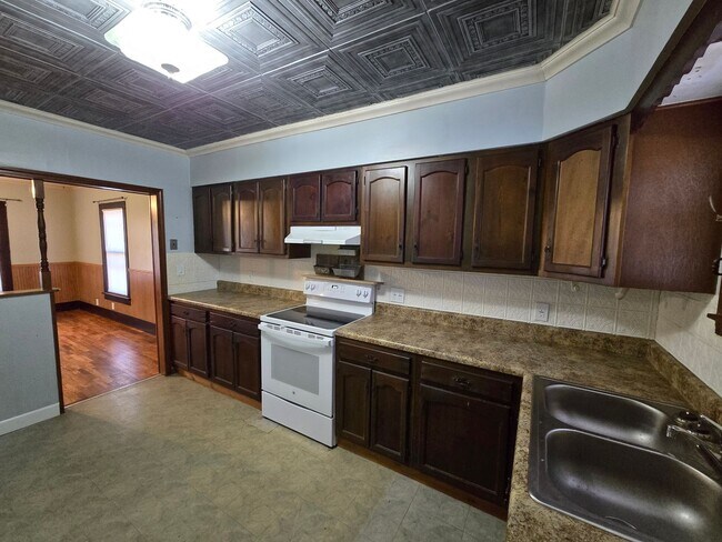 Foto del edificio - 2-bedroom Bungalow with Spacious Kitchen, Large Covered Porch and Large Garage