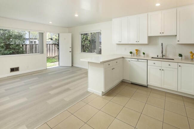 Building Photo - 705 Nido Dr