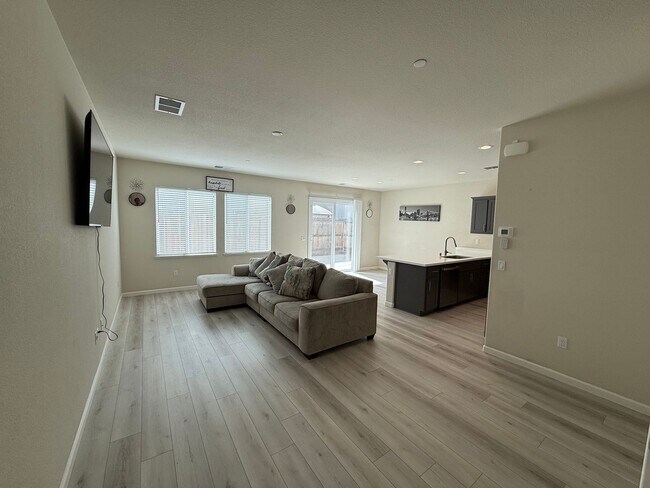 Building Photo - Two story home located in Sylvan School District!