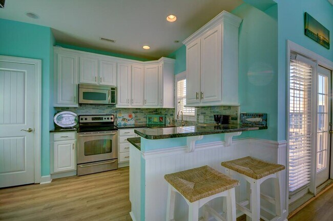 Foto del edificio - 5BR, 4BA Townhome - Pet Friendly with Beach Views *SEASONAL RENTAL*